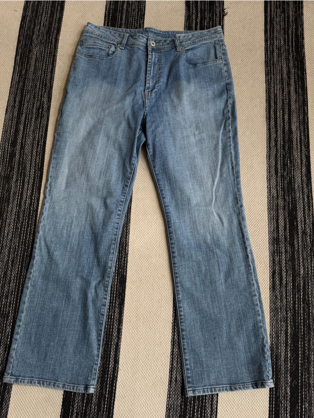 Chico's Platinum Light Wash Denim Straight Leg Jeans Size 2.5 (Medium)